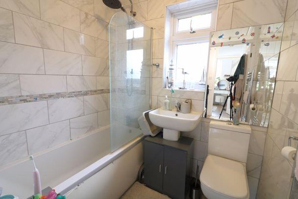 3 bedroom end of terrace house to rent - Photo 1