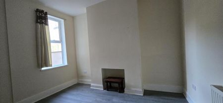 5 bedroom end of terrace house to rent - Photo 4