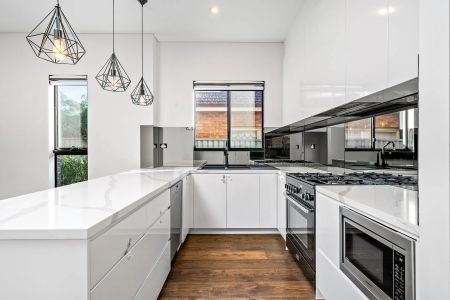 Luxurious Five Bedroom Family Home In Prized Locale - Photo 4