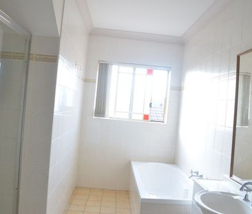 Spacious, well maintained townhouse with polished floors - Photo 3