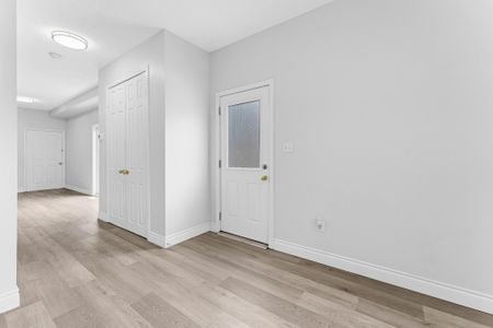 For Lease - 120 Jansen Avenue, Kitchener, Ontario - Photo 4