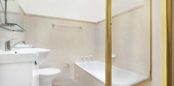 Three Bedroom Terrace with Rear Lane Access Garage - Photo 2