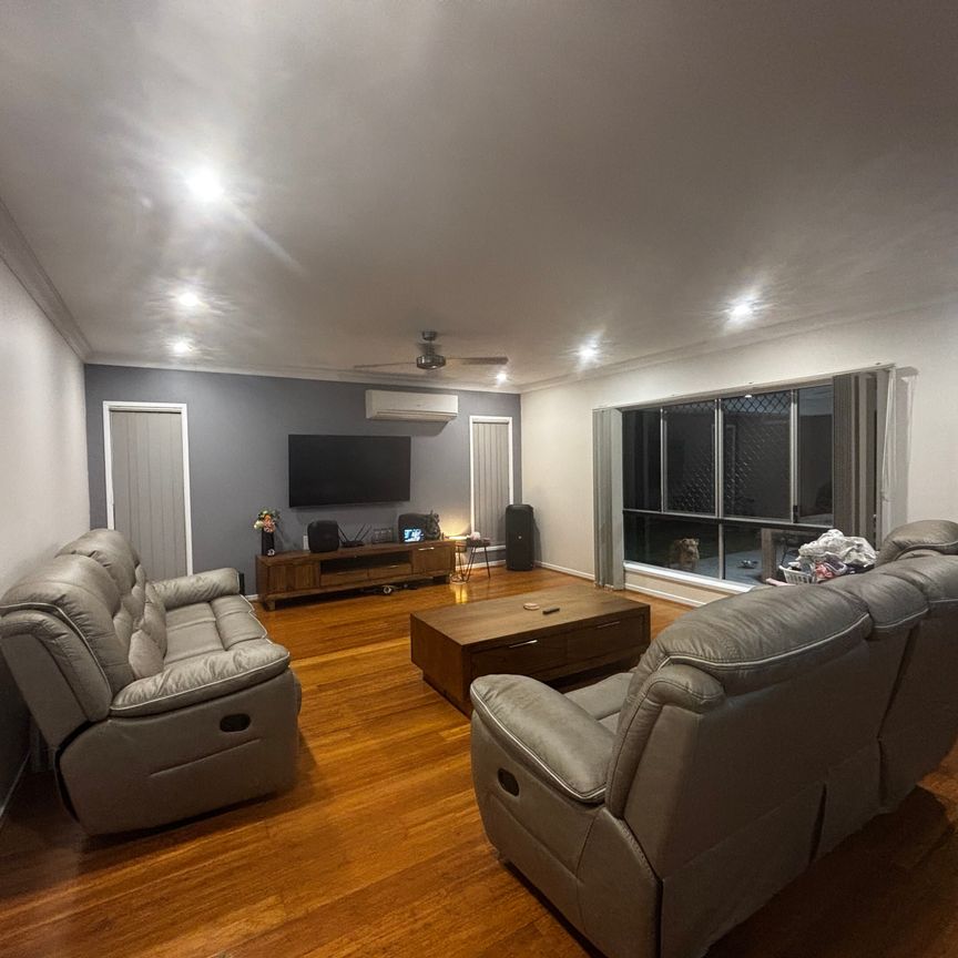 Springfield Lakes - Photo 1