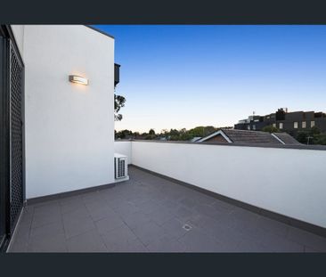 Stylish & Spacious Living in Leafy Blackburn - Photo 3