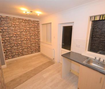 4 bedroom semi-detached house to rent - Photo 2