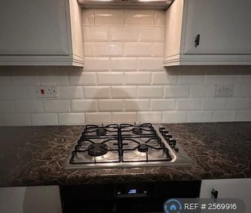 4 bedroom end of terrace house to rent - Photo 2