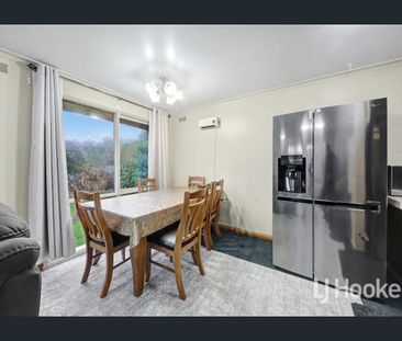 Comfort, Convenience & Space in the Heart of Melton South - Photo 2