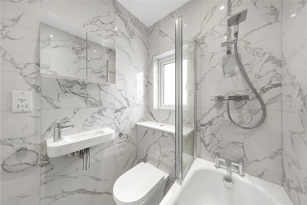 A well-proportioned two double bedroom maisonette situated on the first and second floor of this period house, located in the fashionable ‘Villes’. - Photo 1