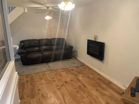 3 bedroom semi-detached house to rent - Photo 4