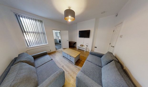 Spacious 5-Bedroom Student House with Modern Amenities - Photo 1