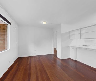 Spacious 1 bedroom unit available. - Photo 5