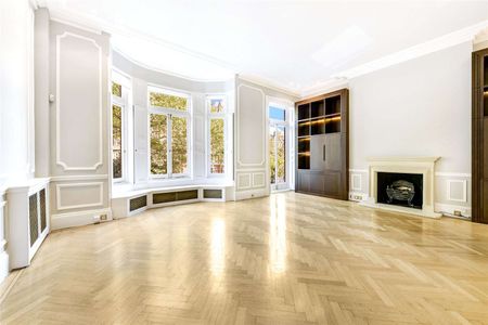 Beautiful duplex apartment in a period building in Knightsbridge with wood flooring and high ceilings throughout and views over the communal gardens. - Photo 3