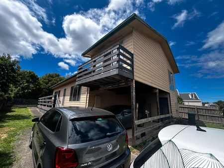 Charming 3 bedroom + Study/4th Bed Home with Water Glimpses - Photo 3