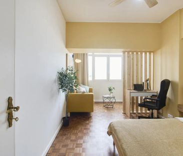 Room in a shared 9-bedroom apartment for rent in Lisbon, no bills included - Photo 5