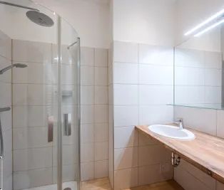 Wohnen im Ersten! Stilvoll sanierte Altbauwohnung für Singles & Pärchen in bester Innenstadtlage - ab sofort - Photo 3