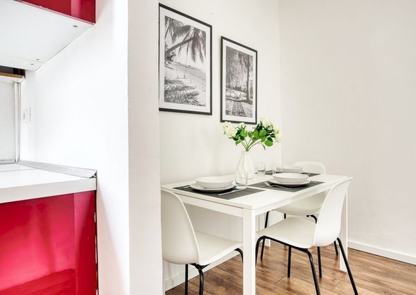 Large single room with balcony in Milan