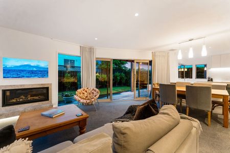 Elegant 3-Bedroom, 2-Bathroom Home in Coveted Castor Bay - Photo 2