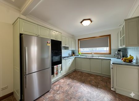 MULTI LIVING FAMILY HOME! - Photo 5