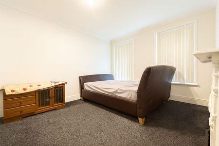 3 Bedroom House To Let - HP12 - Photo 3