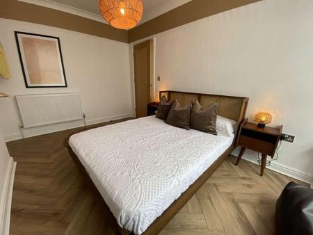 Bed Student Apartment // Available Now, LN1 - Photo 4