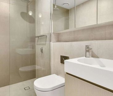 Secluded & light filled apartment - Photo 2