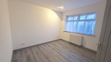 3 bedroom semi-detached bungalow to rent - Photo 2