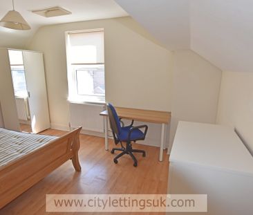 3 Bedroom End Terraced House - Photo 2