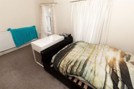 Room For Rent Laura Street, Pontypridd - Photo 2