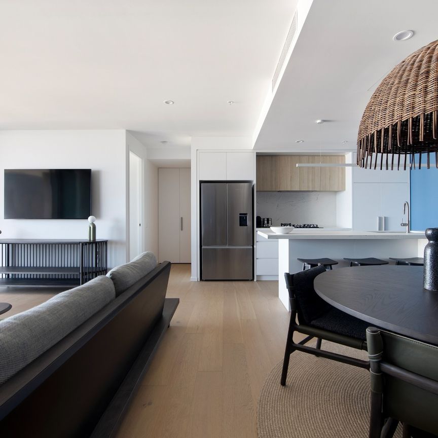 FOR LEASE – Stylist-Designed Luxury Coastal Residence – Fully Furnished & Available in June - Photo 1
