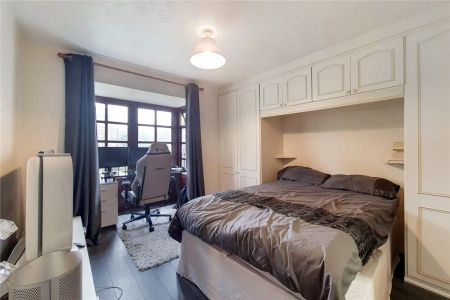 2 bedroom in London - Photo 2