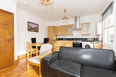 Top floor 3 bedroom property with roof terrace located close to Northern Line - Photo 3