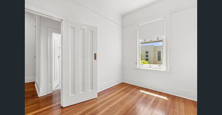 Stunning refurbished three bedroom apartment! - Photo 3