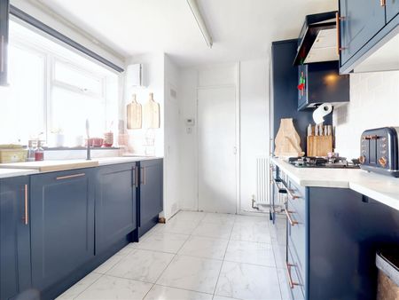2 Bedroom Flat / Apartment to let - Photo 4