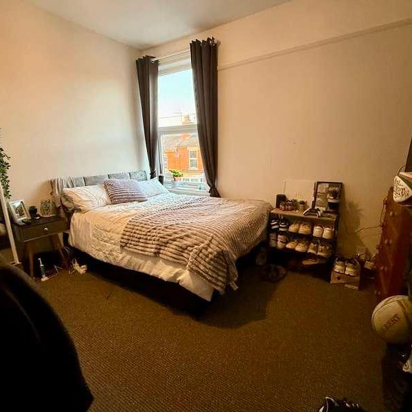 West End // Spacious Bed & Bath // Sept, LN1 - Photo 1