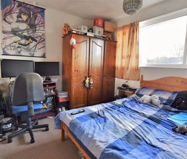 3 bedroom House in Queenswood Gardens, Leeds - Photo 1