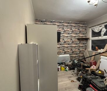 2 Bed Flat, Radstock Road, RG1 - Photo 1