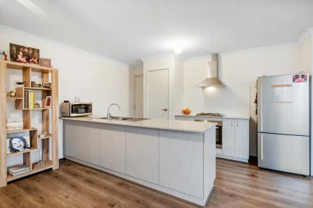 Easy living and low maintenance - Photo 5