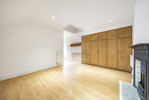 Semi-detached House to rent - Heather Road, Lee, SE12 - Photo 1