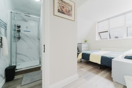 1 bedroom in a house share to rent - Photo 2