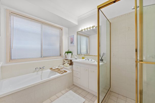 4 Ridgevale Drive, Helensvale QLD 4212 - House For Rent | Domain - Photo 1