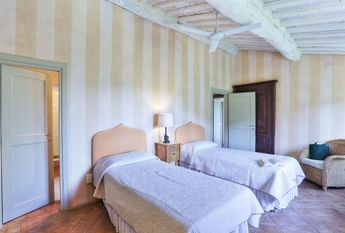 Villa Gladiolo - beautiful countryside estate among olive groves