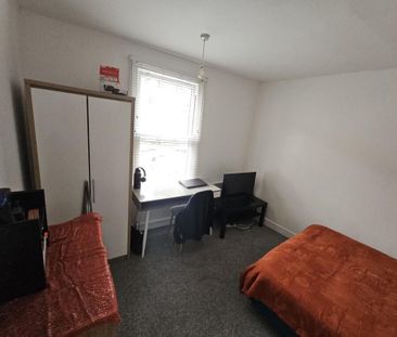 1 bedroom in a flat share to rent - Photo 4