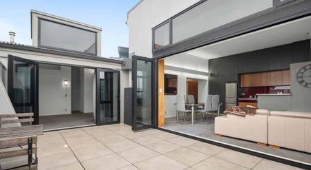 Spacious and Light Filled in the Historic George Court. - Photo 5