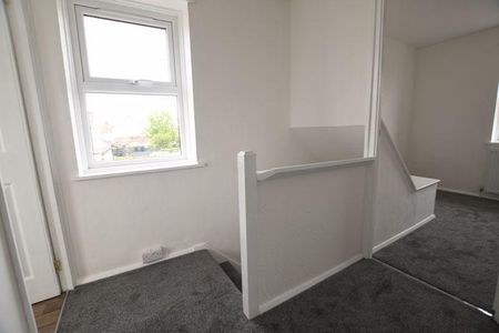 3 bedroom end of terrace house to rent - Photo 2