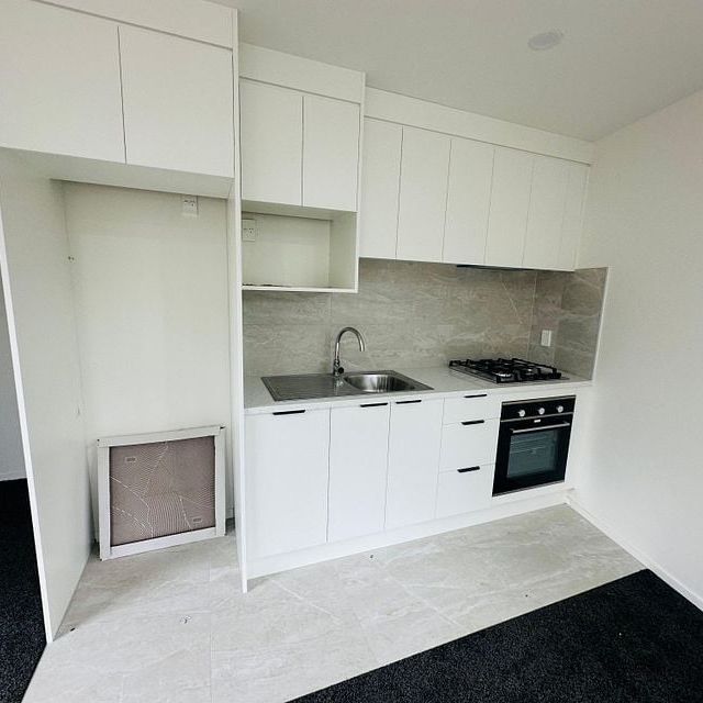 Modern 2BR Home in Ranui - AC & Courtyard - Photo 1