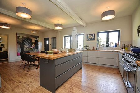 4 bedroom detached house to rent - Photo 2