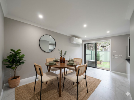 Spacious Townhouse - Photo 2