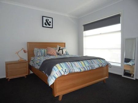 GORGEOUS 3 BEDROOM FAMILY HOME WITH KIDS RETREAT OR 4TH BEDROOM/STUDY - Photo 3