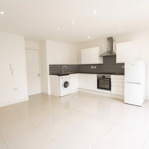 1 Bed Flat, Spire View, SO15 - Photo 2