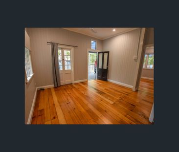 Exquisite Queenslander with original features, Close to town. - Photo 2